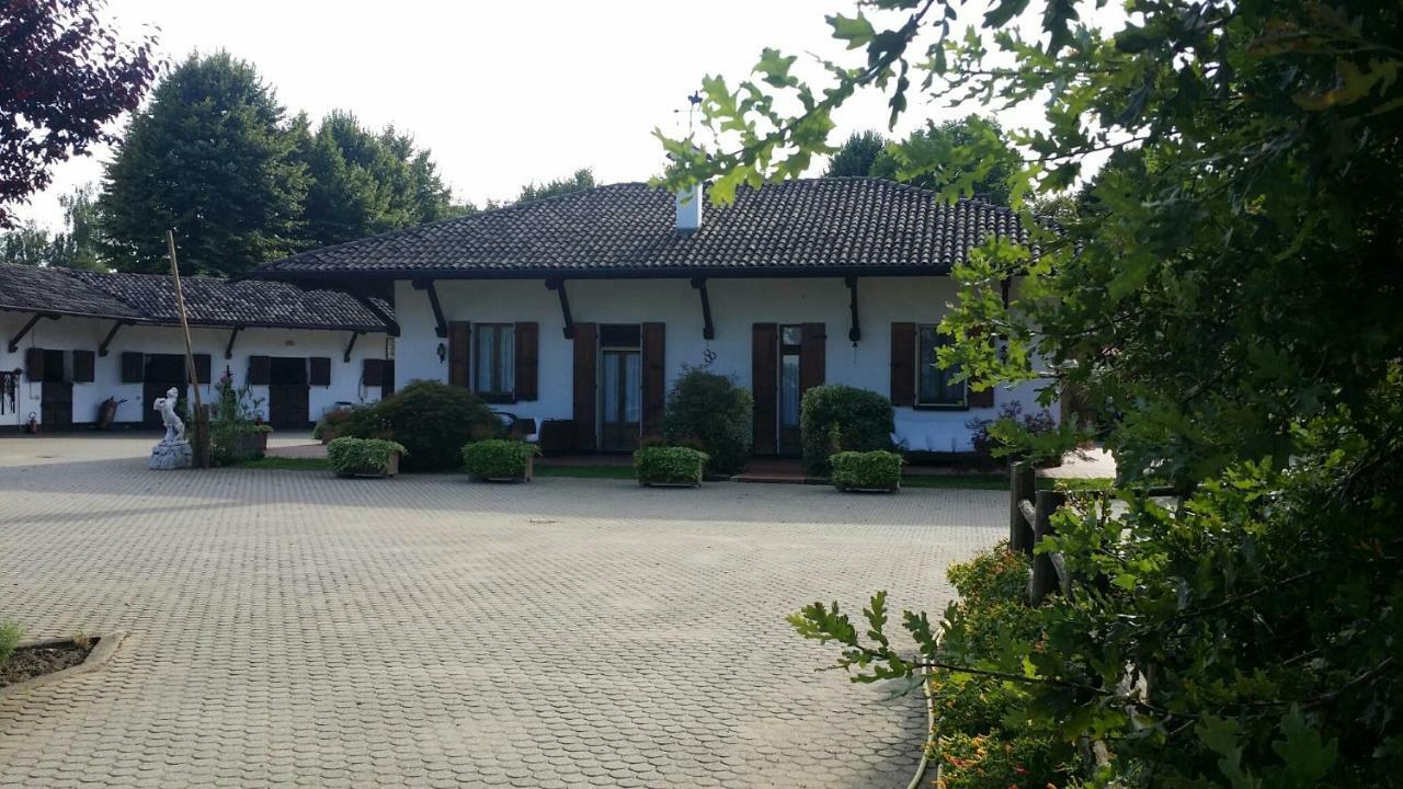 Scuderia 100 Pertiche Villanterio Exterior foto